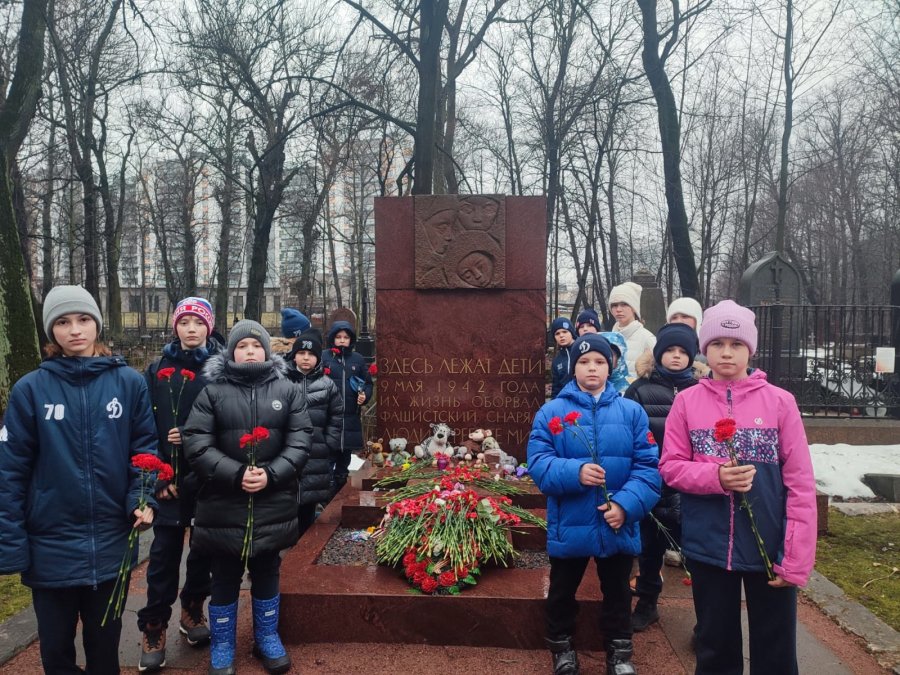 БЛОКАДЕ ЛЕНИНГРАДА ПОСВЯЩАЕТСЯ